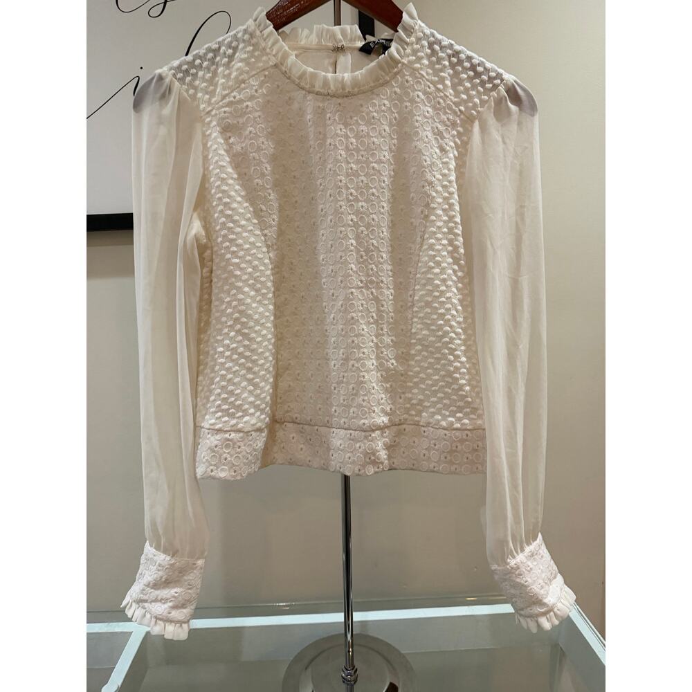 Off-White Eyelet Top by Express 🤍
Size Medium